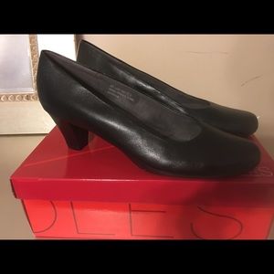 New Aerosols black pumps